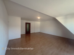 Charmante Dachwohnung mit Potenzial im Zentrum von Barsinghausen! - Wohnzimmer__