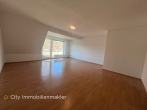 Charmante Dachwohnung mit Potenzial im Zentrum von Barsinghausen! - Wohnzimmer