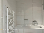 Zweifamilienhaus in Alt-Barsinghausen – Maisonette bezugsfrei, EG vermietet, 2 Garagen - Bad EG_