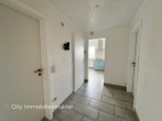 Zweifamilienhaus in Alt-Barsinghausen – Maisonette bezugsfrei, EG vermietet, 2 Garagen - Flur OG_