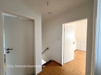 Zweifamilienhaus in Alt-Barsinghausen – Maisonette bezugsfrei, EG vermietet, 2 Garagen - Flur DG