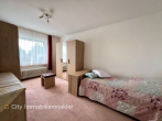 Zweifamilienhaus in Alt-Barsinghausen – Maisonette bezugsfrei, EG vermietet, 2 Garagen - Schlafzimmer EG