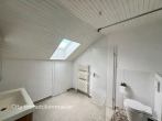 Zweifamilienhaus in Alt-Barsinghausen – Maisonette bezugsfrei, EG vermietet, 2 Garagen - Bad DG