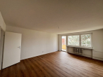 Wohnzimmer_ - Modernisierte 3-Zimmer-Wohnung mit Loggia und Fensterbad