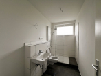 Badezimmer - Modernisierte 3-Zimmer-Wohnung mit Loggia und Fensterbad